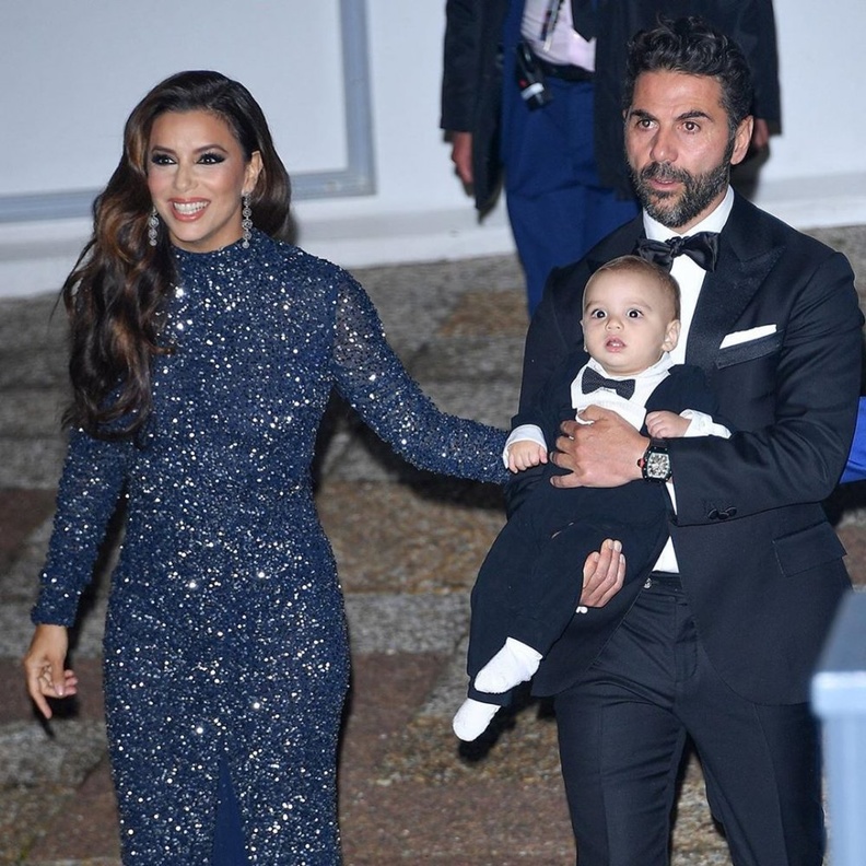 يبدو على إيفا لونغوريا أنها سعيدة باصطحاب طفلها سانتياجو إلى مهرجان كان السينمائي