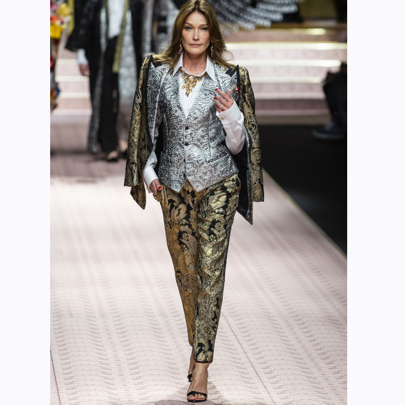 بدلة مع جيليه مبتكرة من Burberry