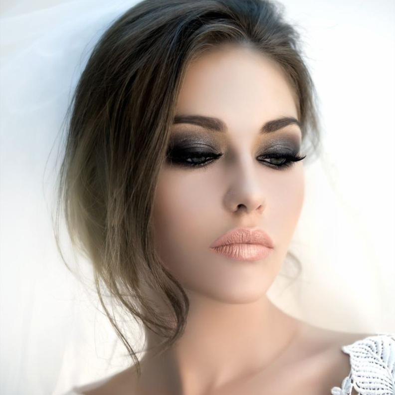 تعرفي على طريقة عمل مكياج العيون الدخاني يوم عرسك