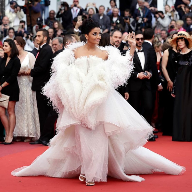  أشواريا راي باشان خطفت الأنظار على السجادة الحمراء بفستانها الأبيض المزيّن بالريش من تصميم Ashi Studio