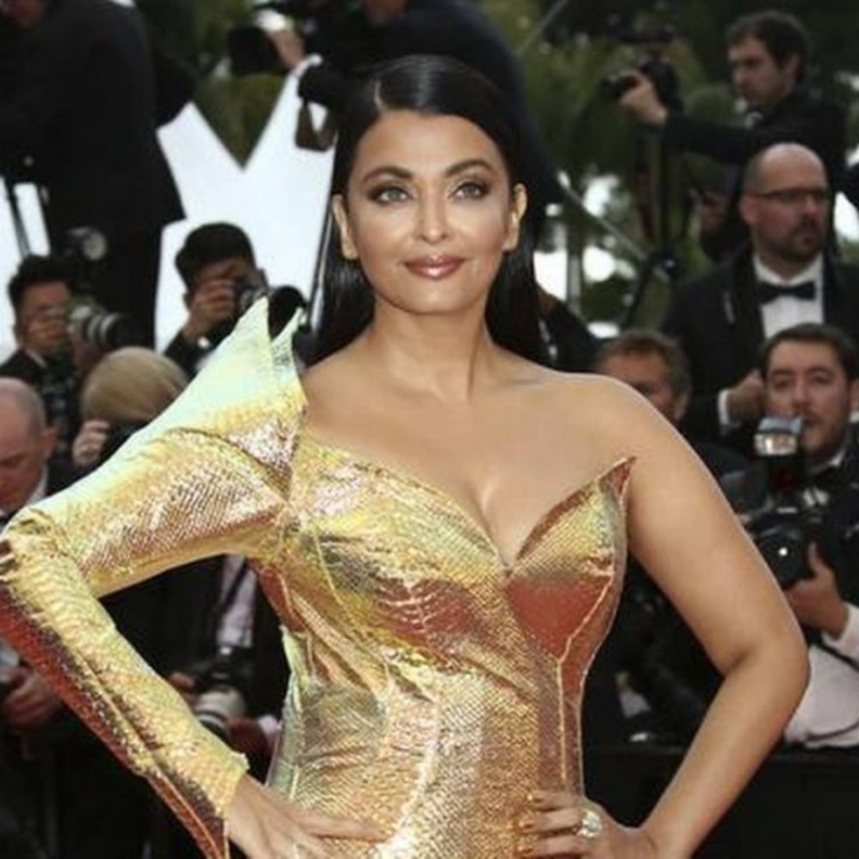 سونام كابور في أول إطلالاتها في مهرجان كان 2019