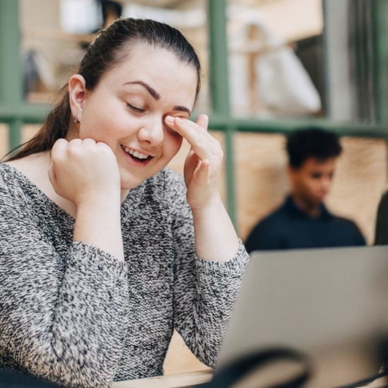 العمل المكتبي يسبب صداع العيون