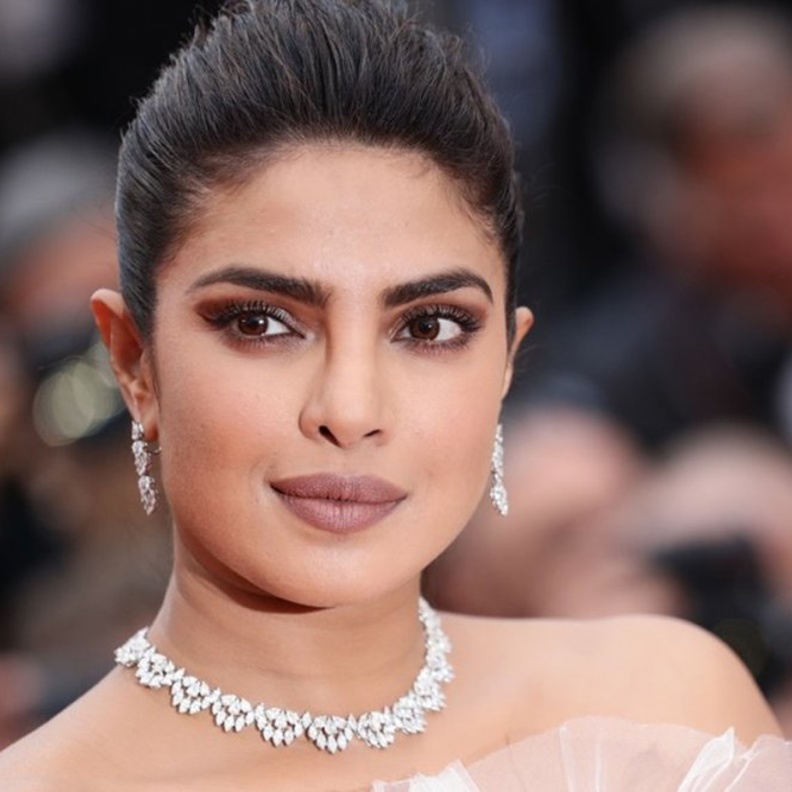 أرايا هارغيت ترتدي مجوهرات الماس من شوبارد