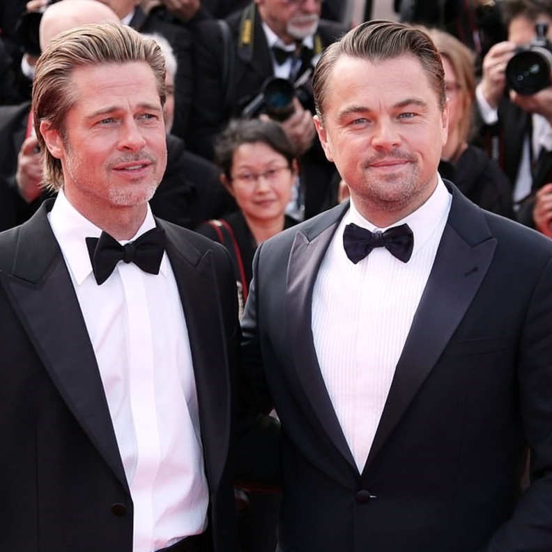 إبتسامات أمام عدسات الكاميرات