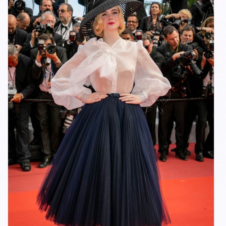 Chloë Sevigny تخلت عن الفستان الطويل لصالح هذا اللوك العصري من Miu Miu