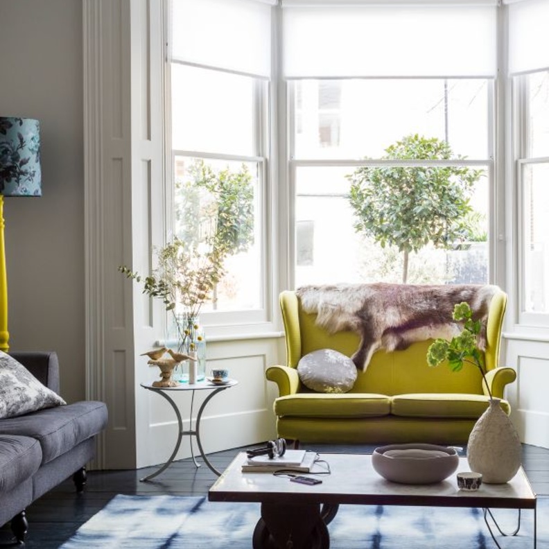 اكسسوارات باللون الأصفر لديكور غرفة معيشة مودرن