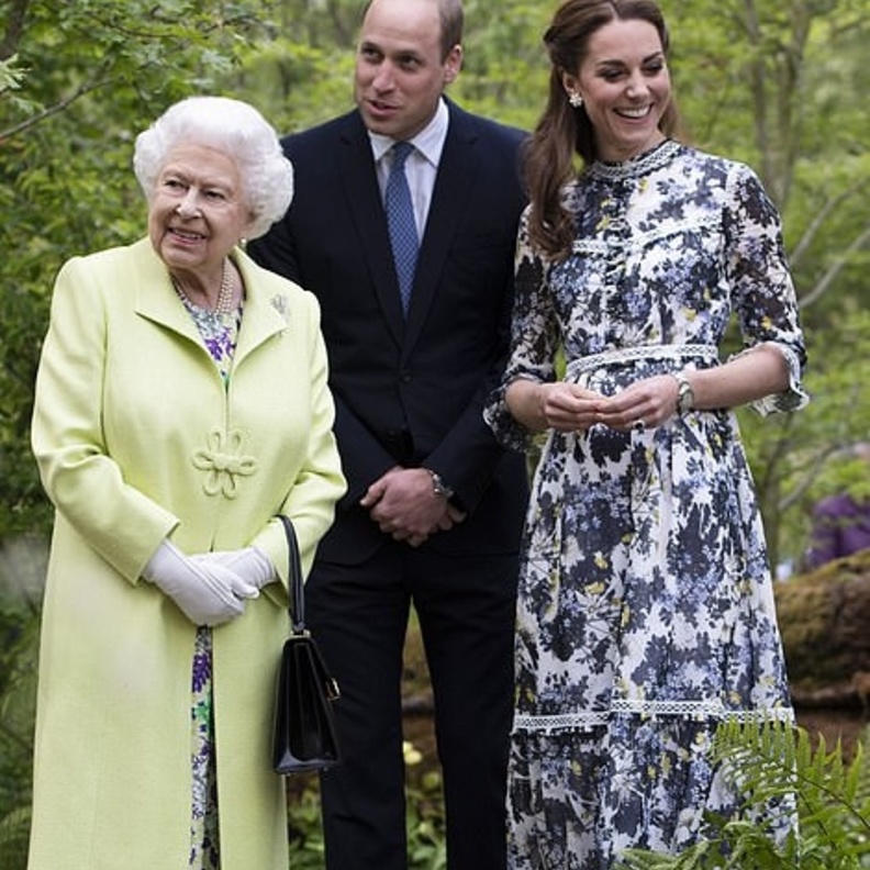  إطلالة ملكة بريطانيا المكررة