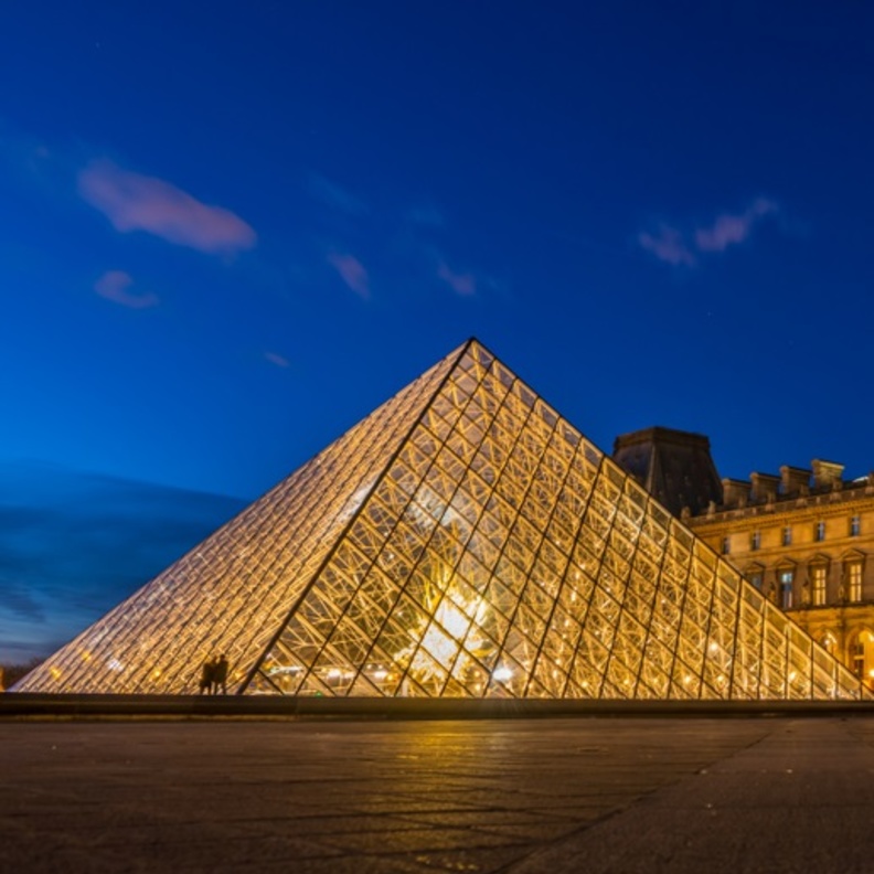 الهرم الزجاجي في متحف اللوفر باريس من تصميم المعماري الشهير آي أم بيه I.M.Pei