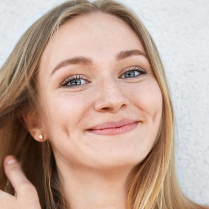 احصلي على غمازات طبيعية ودائمة في الخدين من خلال عملية غمازات الخدين