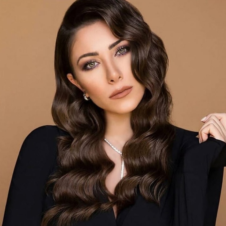 إطلالة ستيفاني صليبا مع تسريحات شعر طويل ومجعد لرمضان 2019