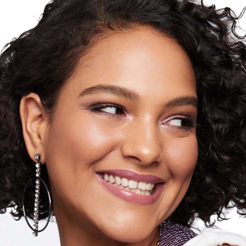 لإطلالة ماكياج متألقة في العيد.. اليكِ نصائح خبراء Benefit Cosmetics