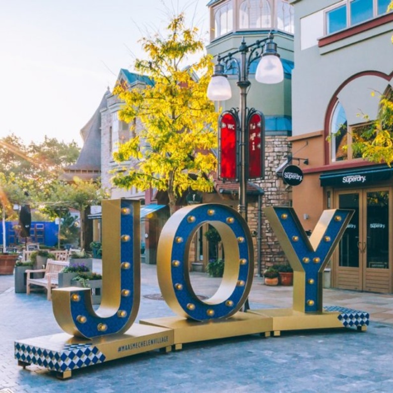 تحت شعار "بلجيكي وأفتخر" Bicester Village تتعاون مع الفنان السريالي شارل كيزان