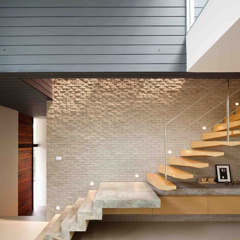 تصميم رائع وجريء للدرج الخشبي