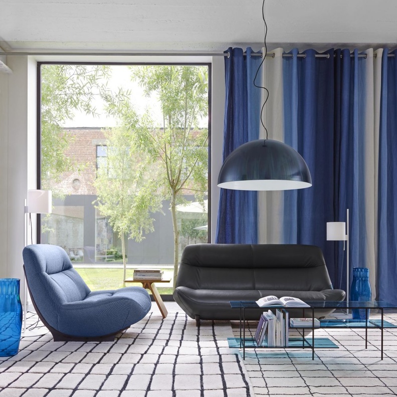 الكحلي مع الأسود والأبيض في تصميم سجادة منزل عصري