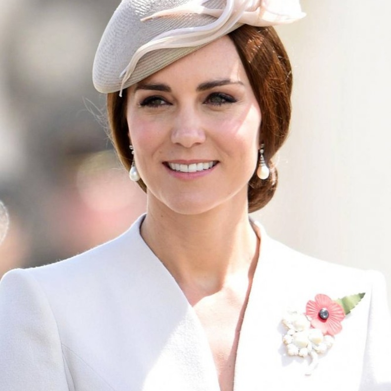 اختارت كيت لون الكحل الأزرق في هذه الإطلالة