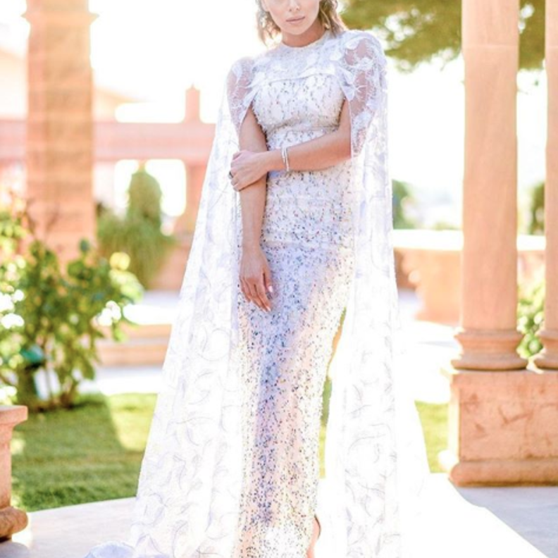 اختارت ستيفاني صليبا فستان سهرة بنقشة جلد النمر