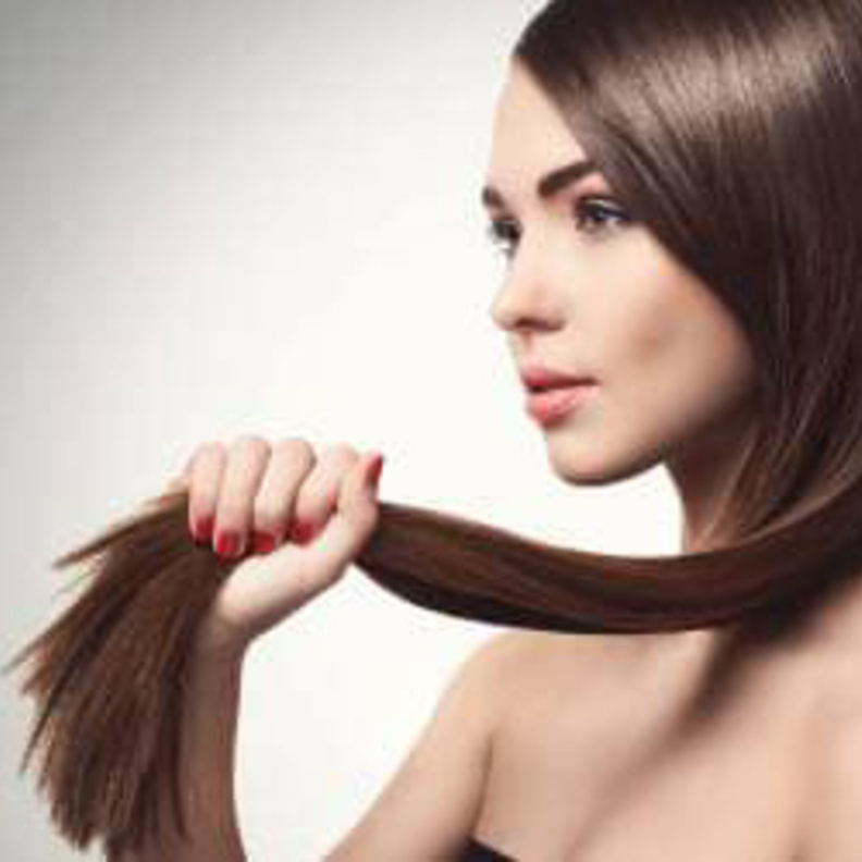 طرق زراعة الشعر للنساء وأهم أضرارها