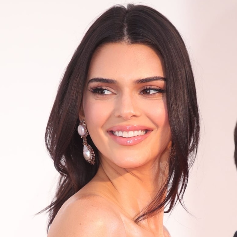 مكياج طبيعي وتسريحات شعر منسدلة بأسلوب Kendall Jenner