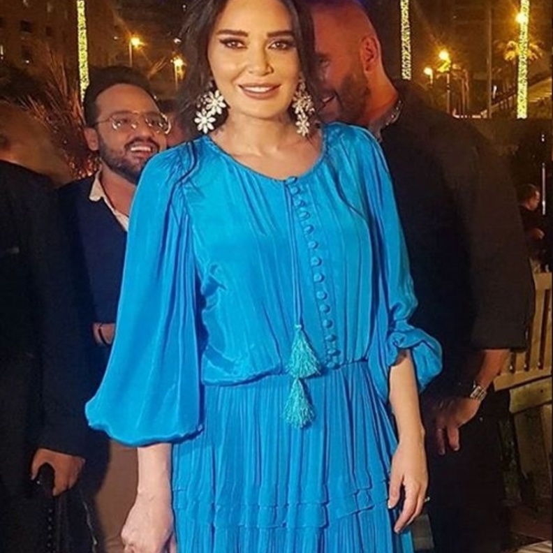  تألقت بفستان بسيط من حيث التصميم لكن أنيق وساحر تميّز بلونه الأزرق الفيروزي وقماشه المنسدل