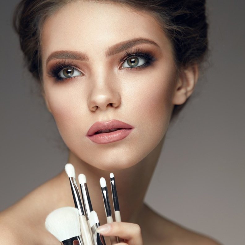 تعرفي على اهم الاخطاء الشائعة عند وضع مكياج العيون