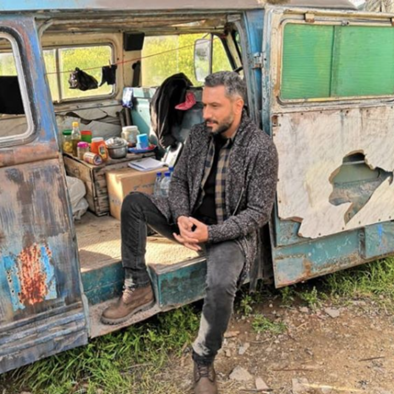 اختار قيس في هذه الاطلالة بدلة راقية بقصّة أنيقة