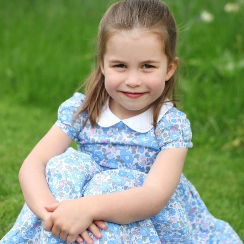 الأمير وليام يدلل الأميرة تشارلوت بالفرنسية