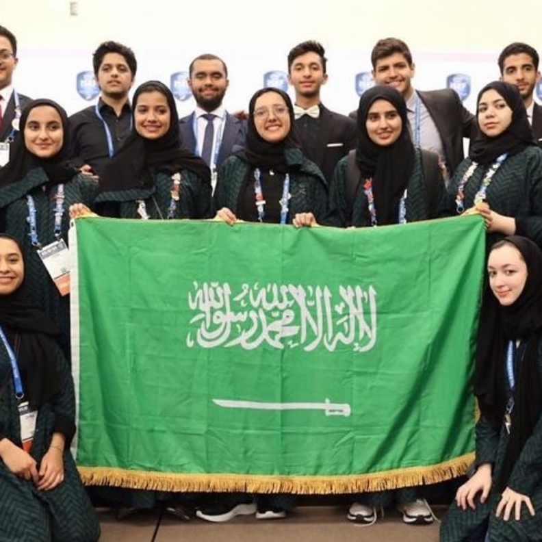 العلم السعودي يحلق عاليا بعد الإنجاز السعودي