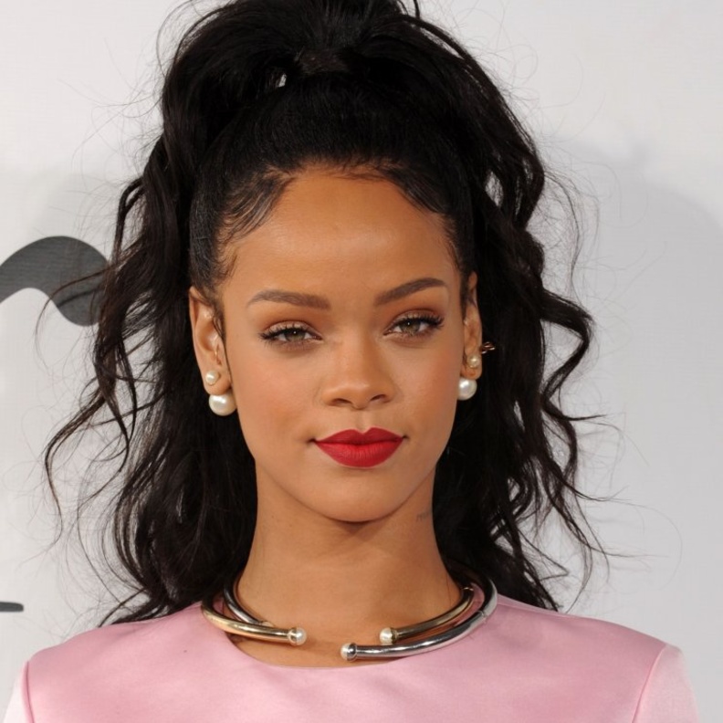 أجمل تسريحات ريهانا بالشعر الكيرلي