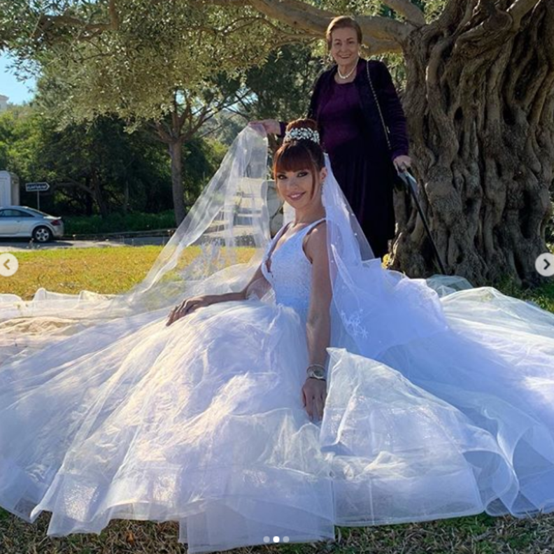 اعتمدت الشعر المنسدل مع اكسسوار كريستالي في اطلالتها