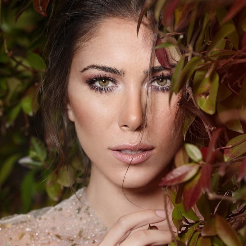 مكياج طبيعي وتسريحات شعر كيرلي على طريقة دانييلا رحمة