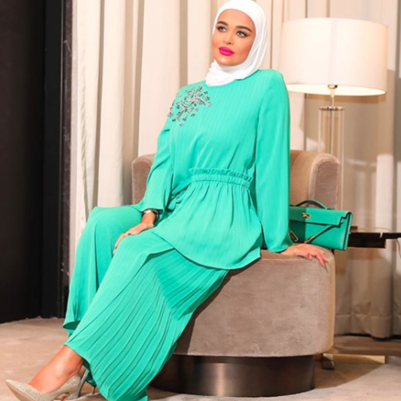 اختارت آسيا فستان ماكسي باللون الأخضر الفوسفوري