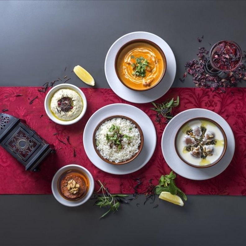 اكسسوارات بلمسة شرقية توزع على مائدة الإفطار الرمضانية لديكور بسيط ومميز