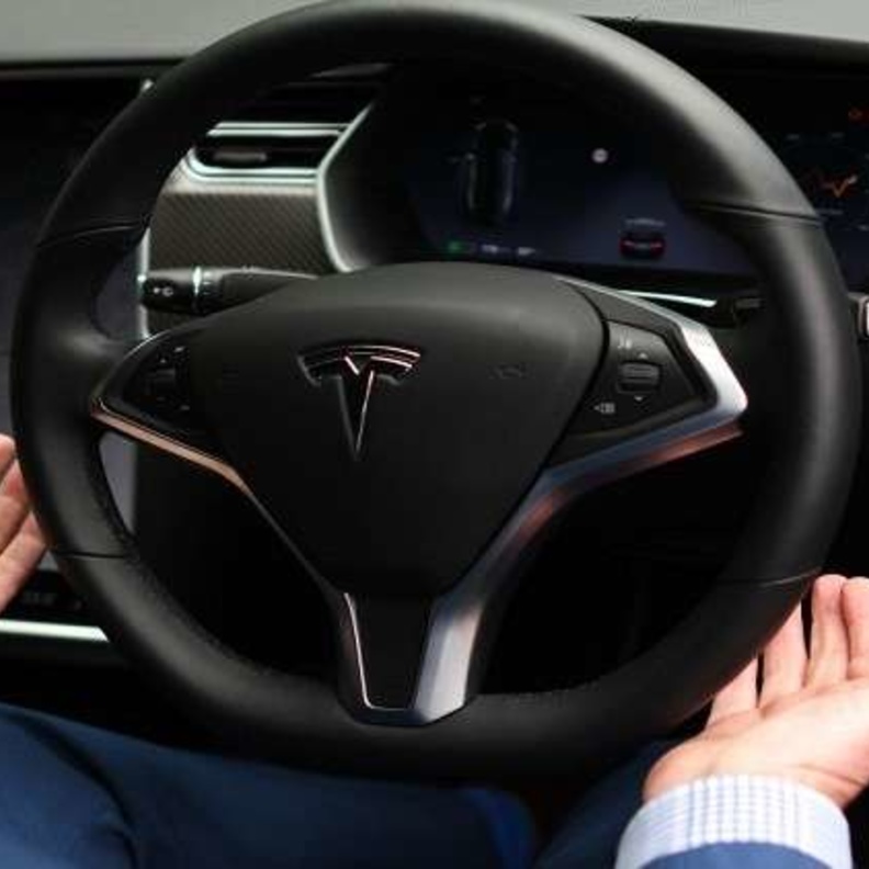 السائق الآلي يخالف قواعد المرور