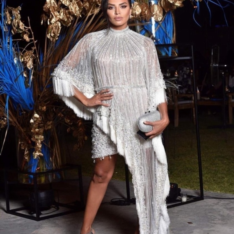 اختارت أمل بوشوشة فستاناً باللون الفضي مع القصة غير المستقيمة من دار لابرجوازي ‏LaBourjoisie