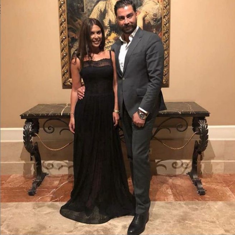 أناقة لين بالفستان الأسود الطويل