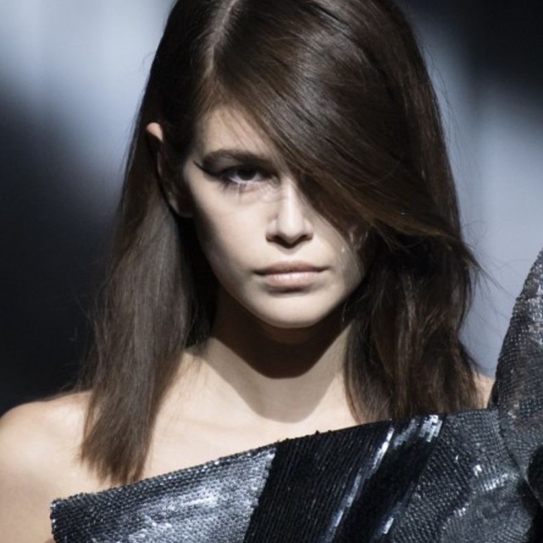 احدث تسريحات شعر ناعمة مع الغرة الجانبية من Saint Laurent