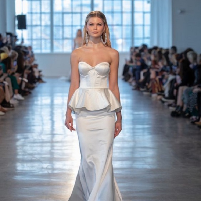 فستان من مجموعة justin alexander