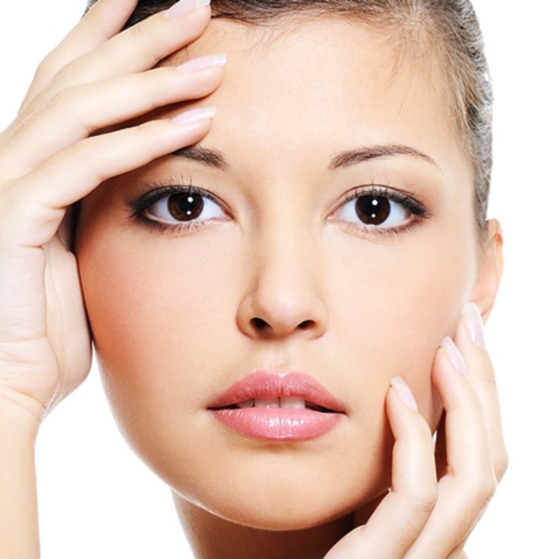 إذا كنت تعانين من جبهة عريضة فعملية زرع الشعر تساعدك على التخلص منها