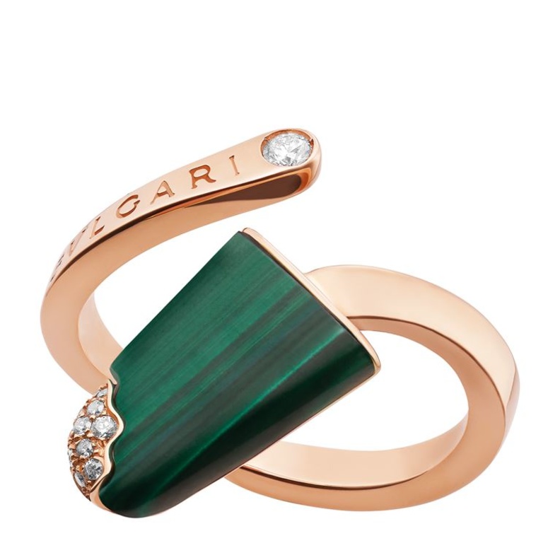 سوار عريض مزين بحلقات من المالاكيت ومزين بالألماس من L’Atelier Nawbar