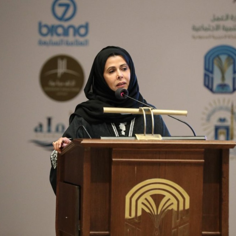 أميمة الخميس أول سعودية تنال جائزة نجيب محفوظ