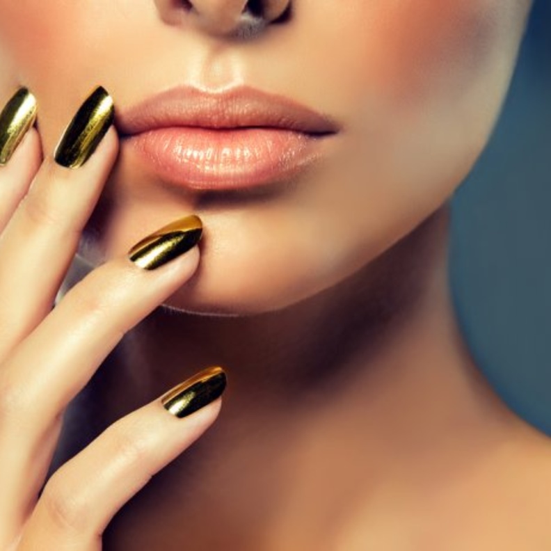 لون طلاء الأظافر الذهبي المناسبة لخواتم خطوبة 2019