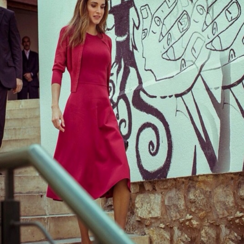  الملكة رانيا ارتدت الفستان الأحمر الذي حمل توقيع دار Cefinn