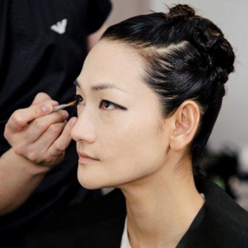 خبيرة المكياج العالميّة في GIORGIO ARMANI تبتكر إطلالة مكياج من وحي ازدواجية اليابان