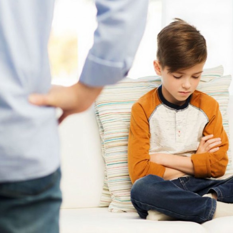 كيفية التعامل مع الطفل العنيف لفظيا