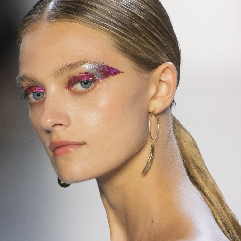 اعتمدي البرق أو الجليتر لعيونك