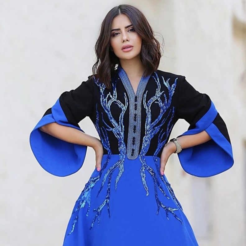 اطلالة ملفتة بتصميم أكمام جريء ومبتكر من Code 8