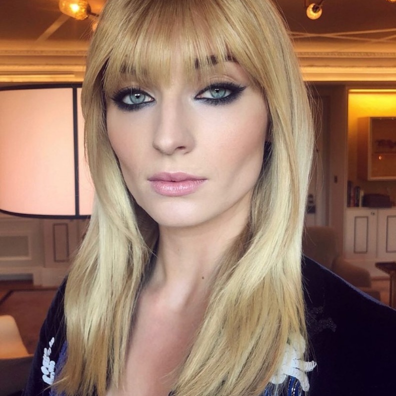 أخفت صوفي جبهتها العريضة بالغرة القصيرة