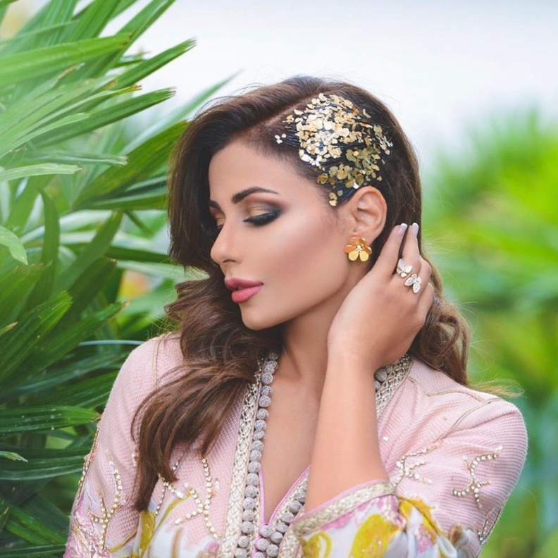 ضفائر واكسسوارات الشعر تجتاح إطلالاتها