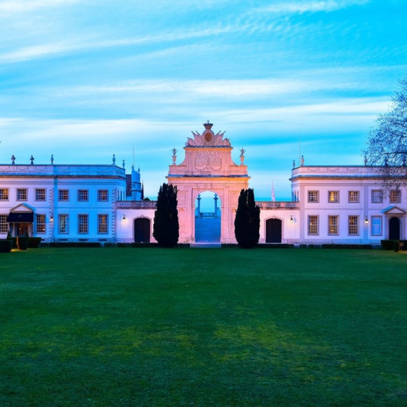 الفندق من الخارج