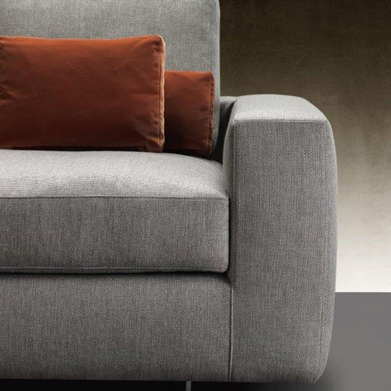 تفاصيل مميزة في صالة عرض Royal Owl Furniture